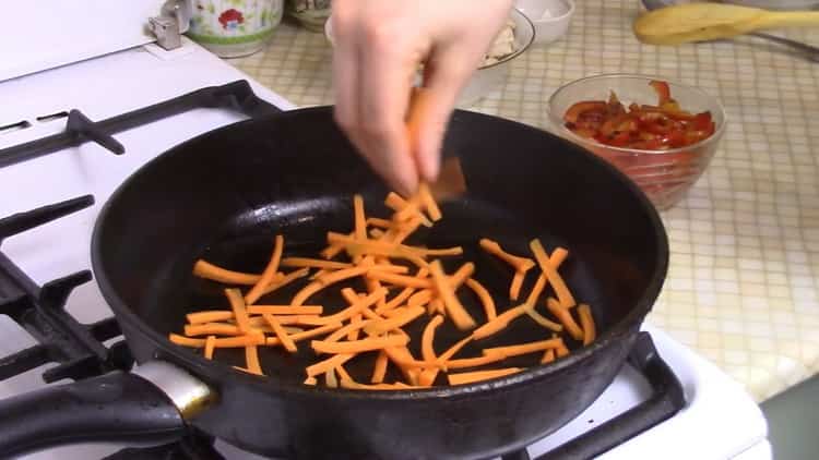 Friggi le verdure per preparare gli spaghetti di riso