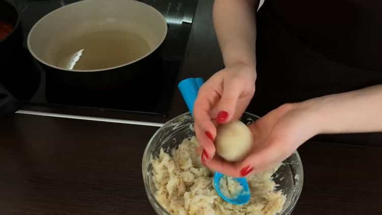 Per la preparazione di polpette di pesce, formare un prodotto semilavorato