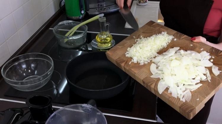 Per preparare le polpette di pesce, prepara gli ingredienti