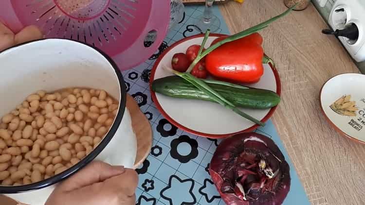 Per cucinare l'insalata, fai bollire i fagioli