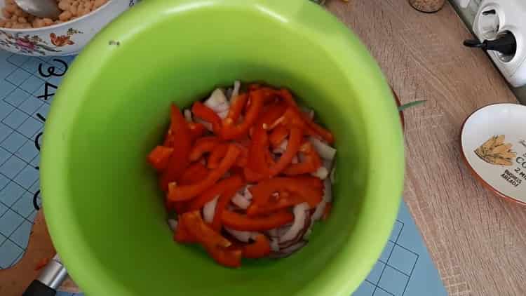 Per preparare un'insalata, prepara gli ingredienti