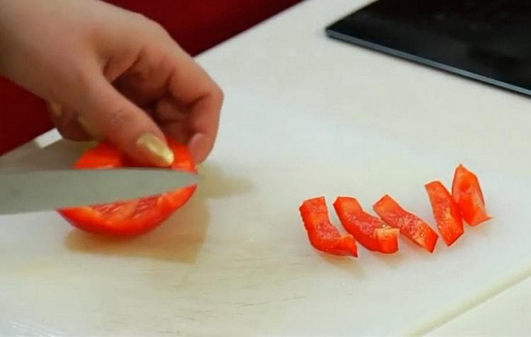 Per preparare un'insalata, prepara gli ingredienti