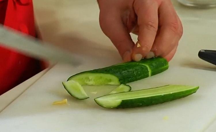 Per preparare un'insalata, trita i cetrioli