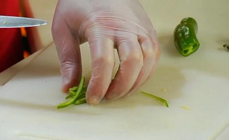 Per preparare l'insalata, trita il pepe