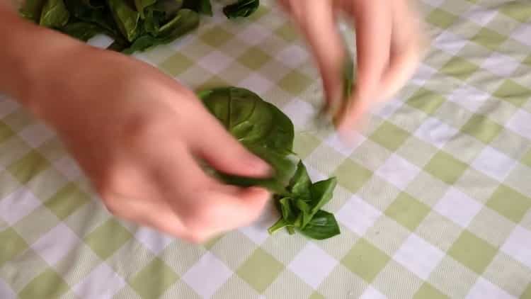 Per fare un'insalata, tagliare il formaggio