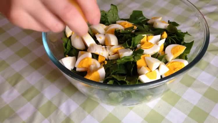 Tagliare le uova per fare un'insalata