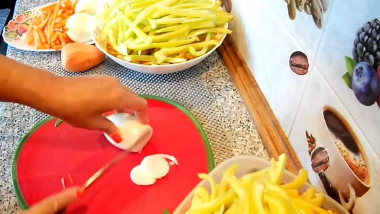 Per cucinare il lecho, tagliare la cipolla