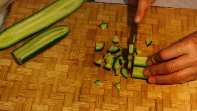 Upang makagawa ng salad, i-chop ang mga pipino