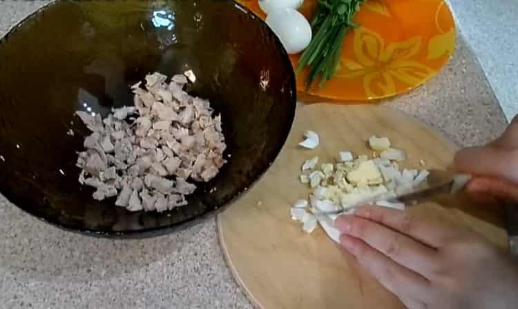 Per preparare un'insalata, prepara gli ingredienti