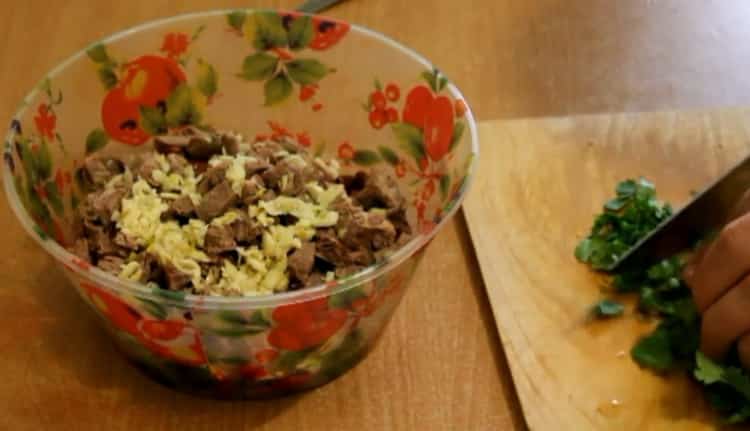 Per preparare un'insalata, tagliare il coriandolo