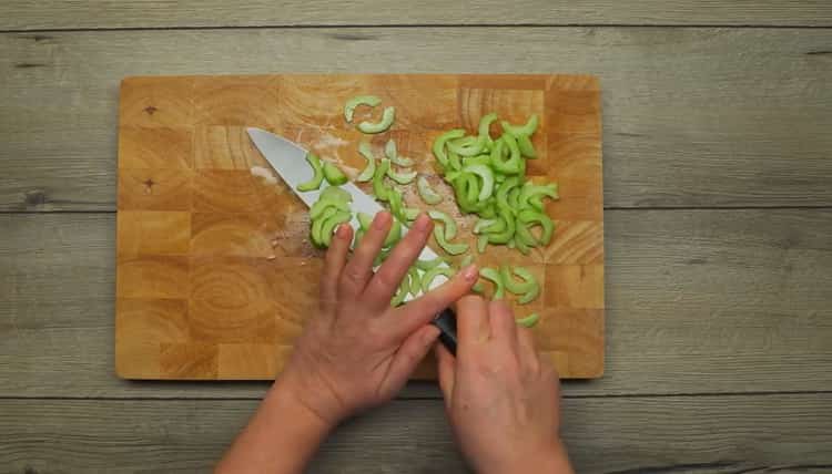 Upang makagawa ng salad, gupitin ang isang pipino