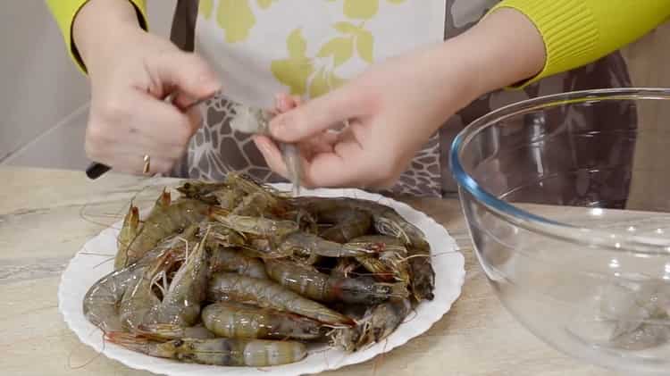 Cucinare l'insalata di gamberoni