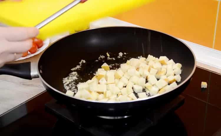 Per fare un'insalata, rosolare il pane