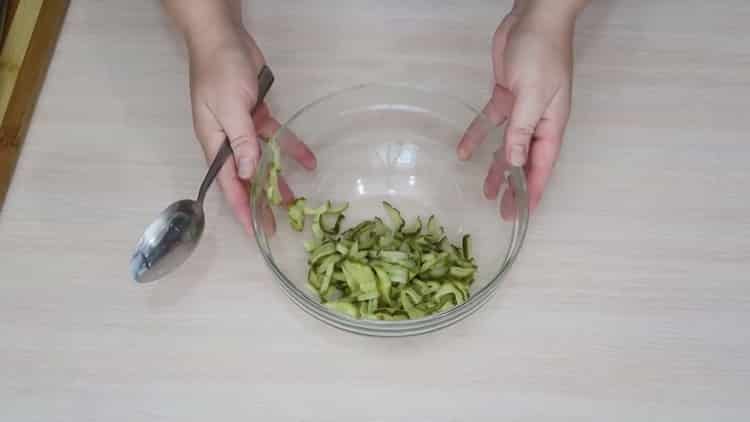 Per preparare un'insalata, trita i cetrioli