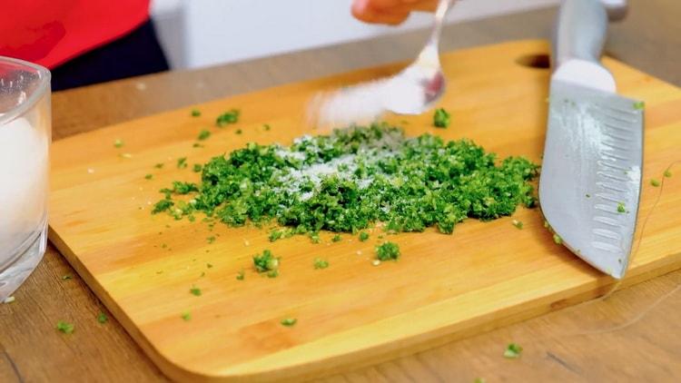 Mescola gli ingredienti per fare un'insalata.