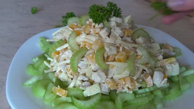 Palamutihan ng mga gulay upang makagawa ng isang salad