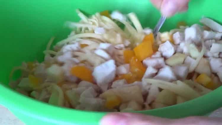 Paghaluin ang mga sangkap upang makagawa ng isang salad.