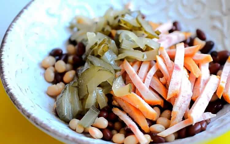 Unisci tutti gli ingredienti per preparare un'insalata.