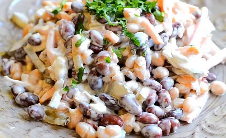 l'insalata con fagioli e salsiccia è pronta