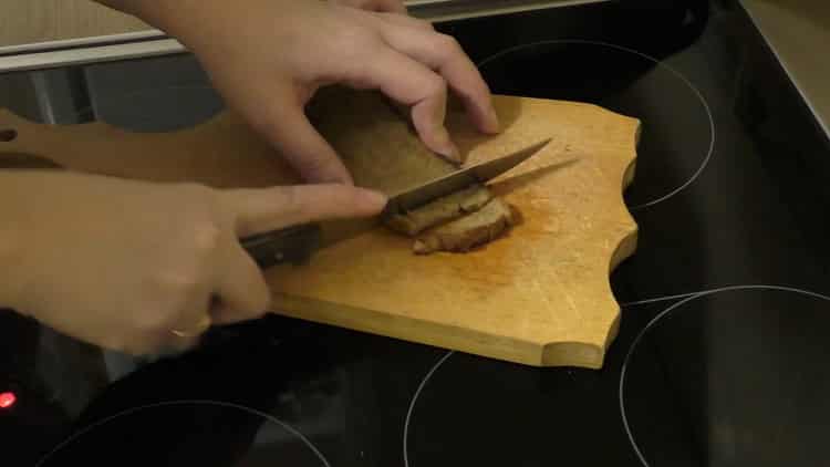 Per fare un'insalata, tagliare il pane