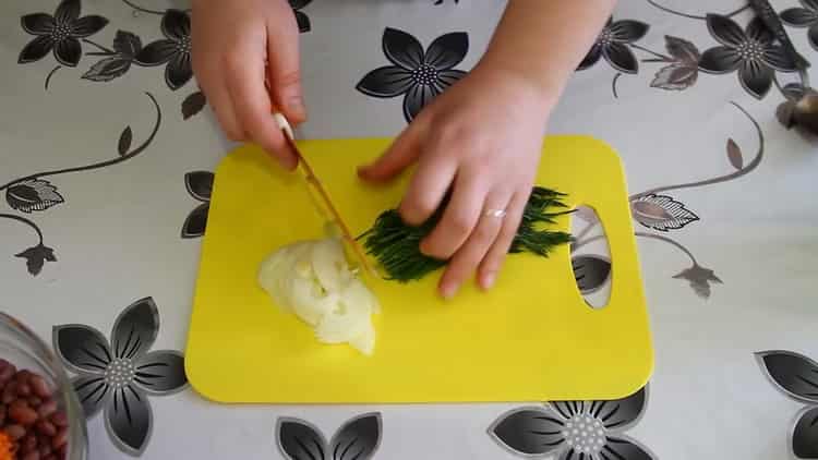 Per preparare l'insalata, tritare le verdure