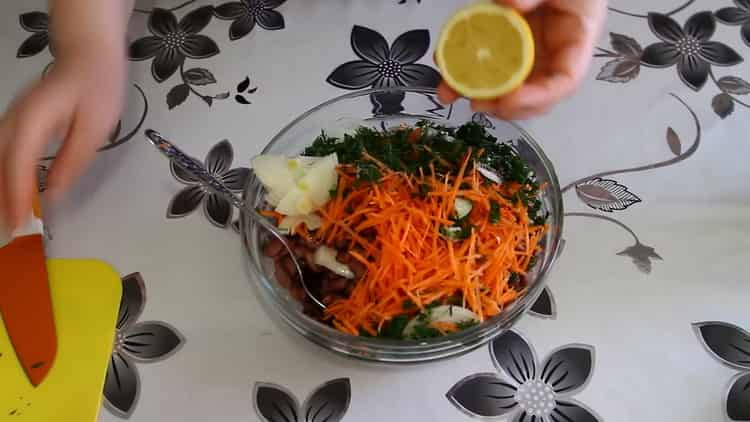 Spremi il succo di limone per preparare un'insalata