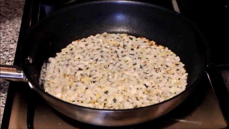 Prepara gli ingredienti per cucinare.