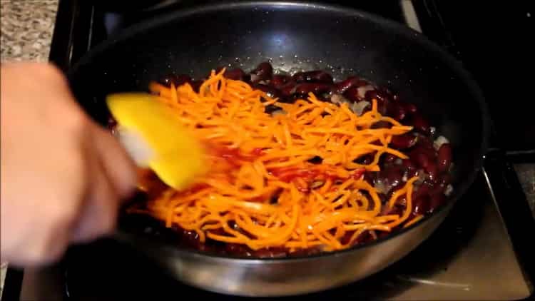 Versare il concentrato di pomodoro per preparare un pasto.