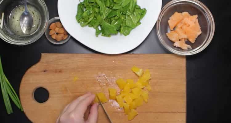 Prepara gli ingredienti per cucinare.