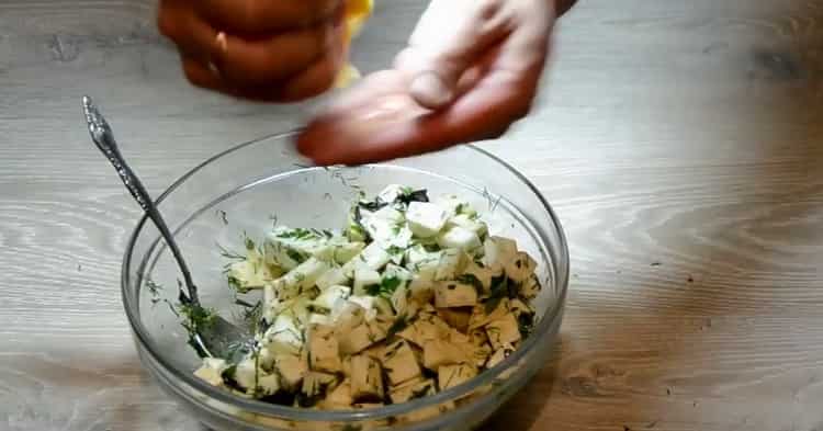 Spremi il succo di limone per preparare il sedano