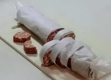 Salsiccia al cioccolato dolce dai biscotti secondo una ricetta graduale con la foto