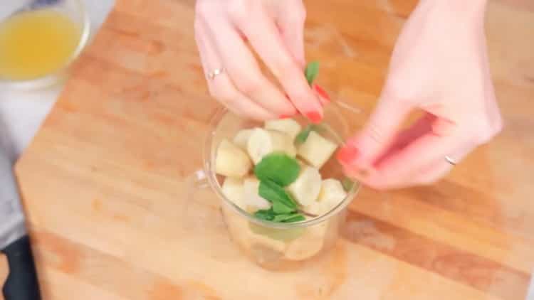 Per preparare un frullato, taglia una banana