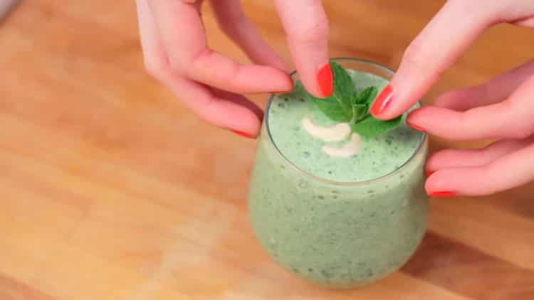 Frullato di spinaci su una ricetta graduale con foto