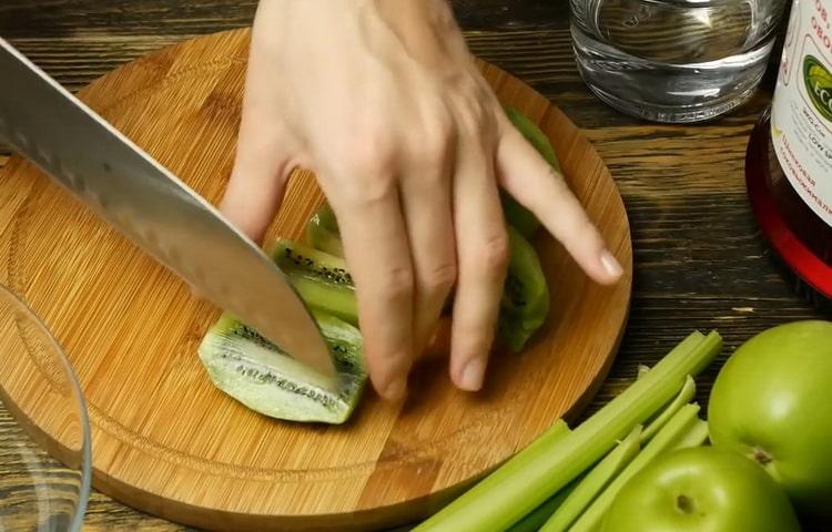 Per fare il succo, tagliare il kiwi