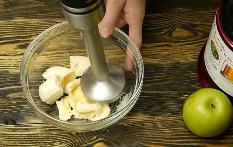 Macina una banana per fare il succo