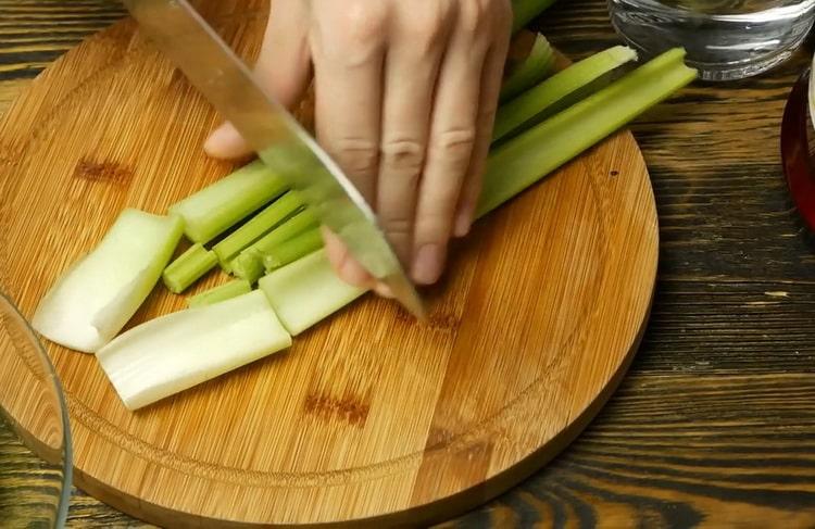 Per preparare il succo, tritare il sedano