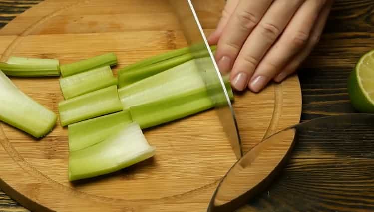 Per preparare il succo, tritare il sedano