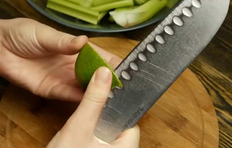 Per fare il succo, tagliare un limone