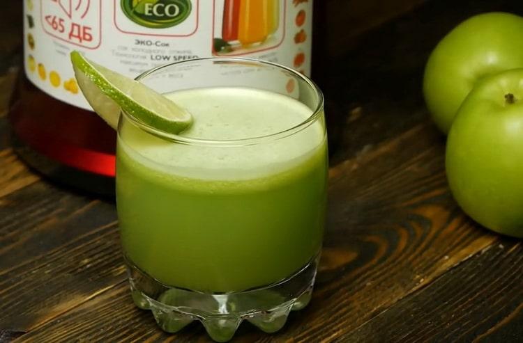 Mescola gli ingredienti per fare il succo