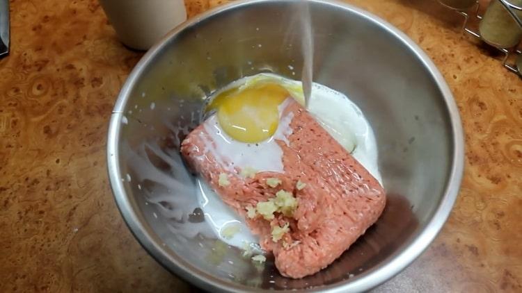 Per preparare le polpette, prepara gli ingredienti