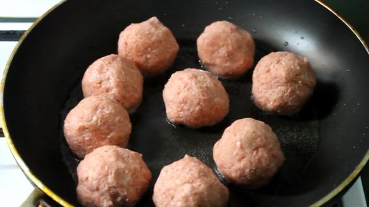 Per cucinare le polpette, riscalda la padella