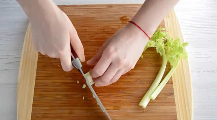 Per preparare gli spaghetti alla bolognese, prepara gli ingredienti