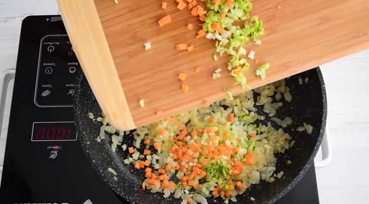 Per preparare gli spaghetti alla bolognese, friggi gli ingredienti