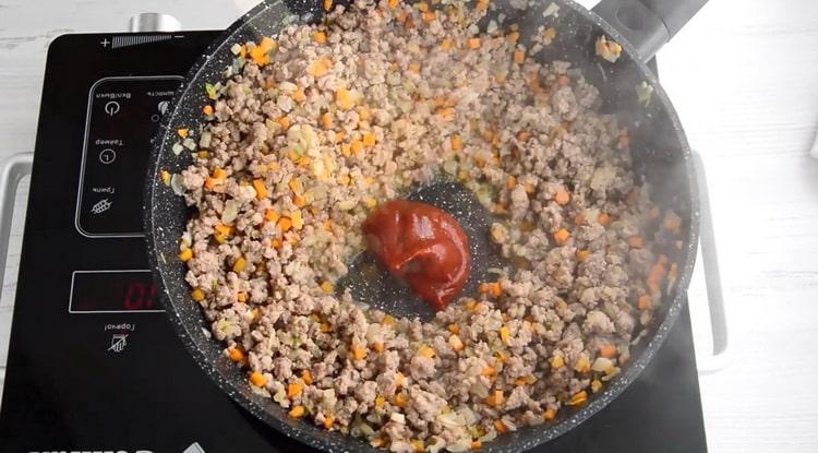 Per fare gli spaghetti alla bolognese aggiungere il concentrato di pomodoro