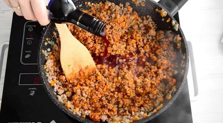 Per fare gli spaghetti alla bolognese aggiungi il vino