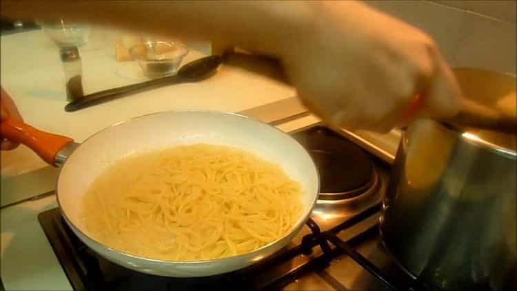 Per cucinare gli spaghetti, fai bollire la pasta