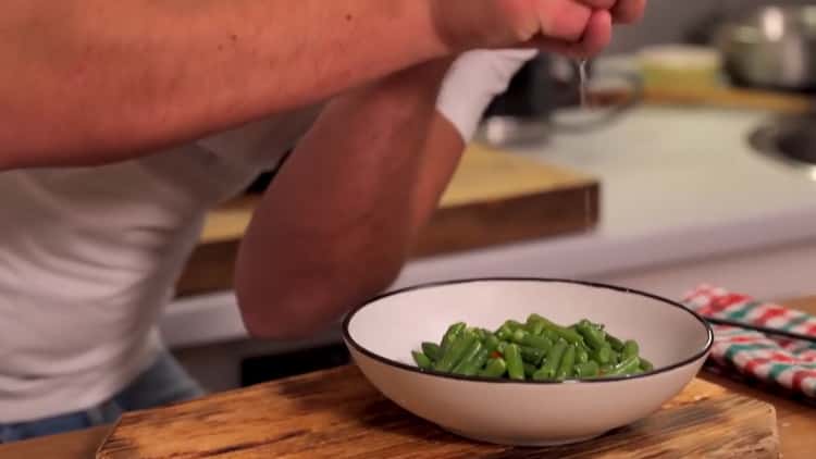 Spremi il succo di limone per preparare i fagioli