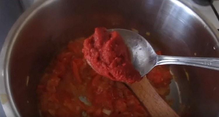 Aggiungi il concentrato di pomodoro alle verdure.