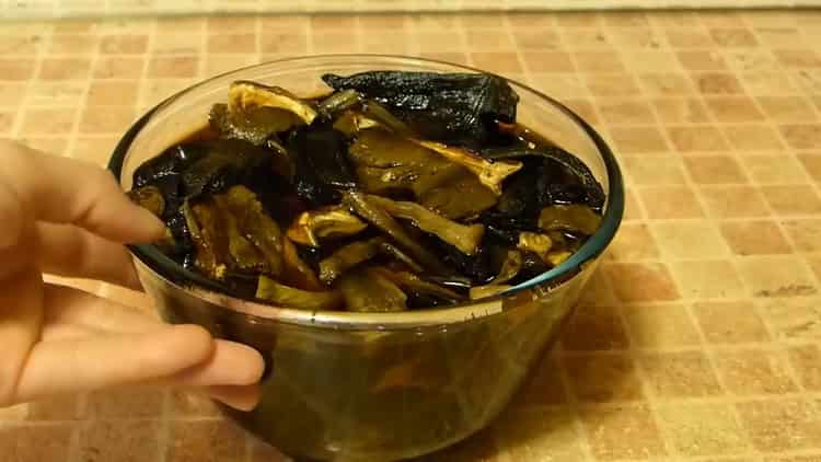 Cottura della zuppa di funghi secca con orzo