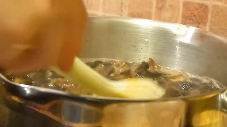 Unisci gli ingredienti per preparare la zuppa.